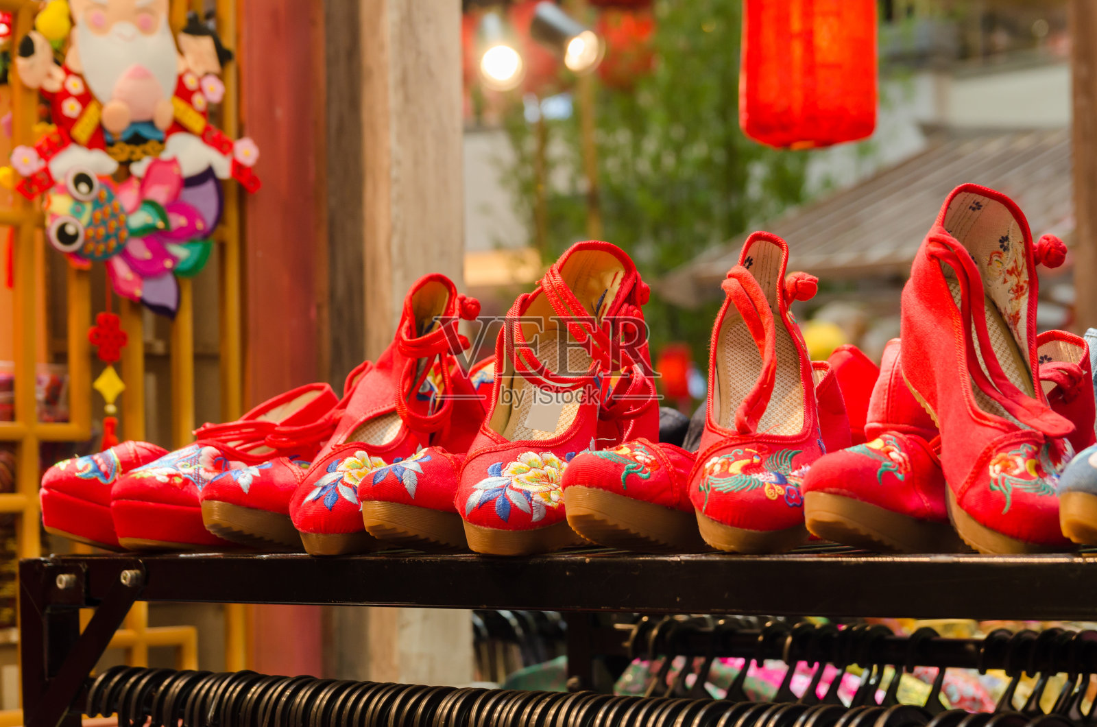 店里陈列着传统的红色中国刺绣鞋照片摄影图片