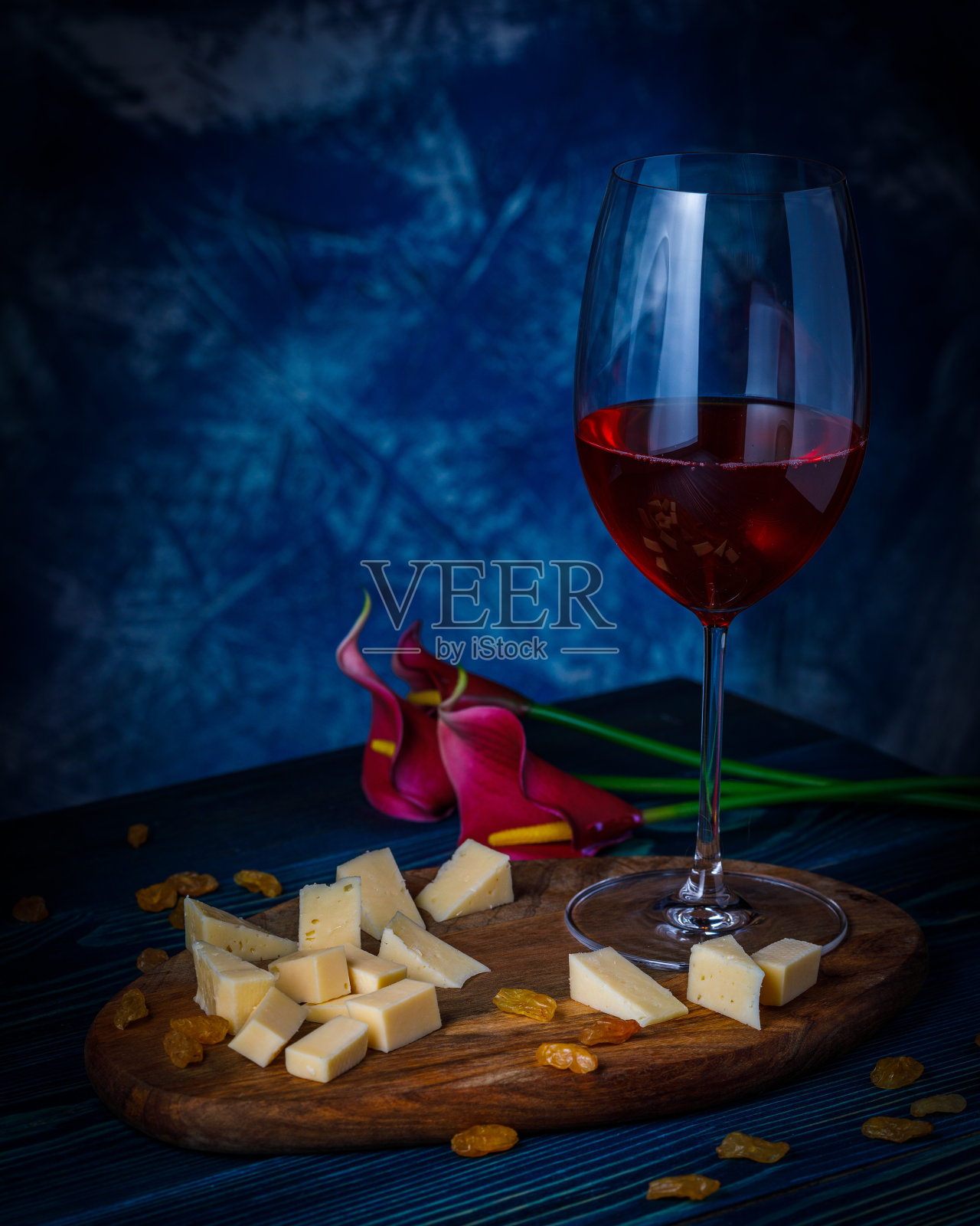 一杯红酒和奶酪放在木板上的静物画照片摄影图片