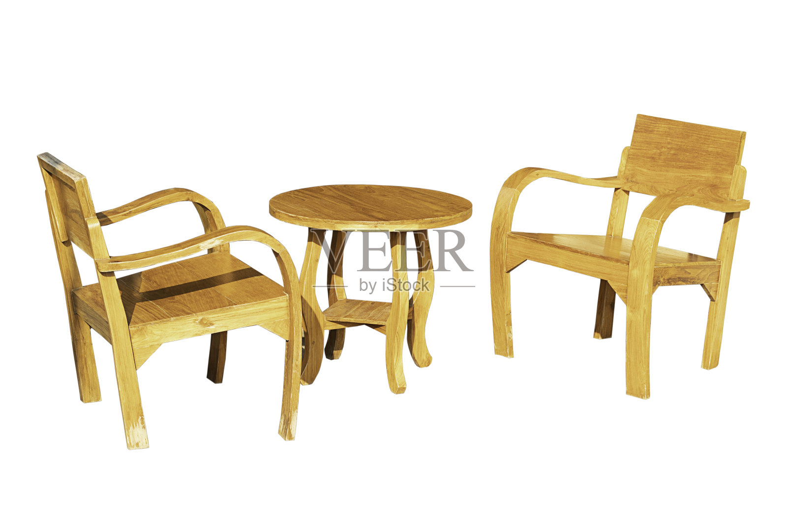 孤立的木制桌子和椅子，美丽的复古在一个白色的背景与修剪路径。照片摄影图片