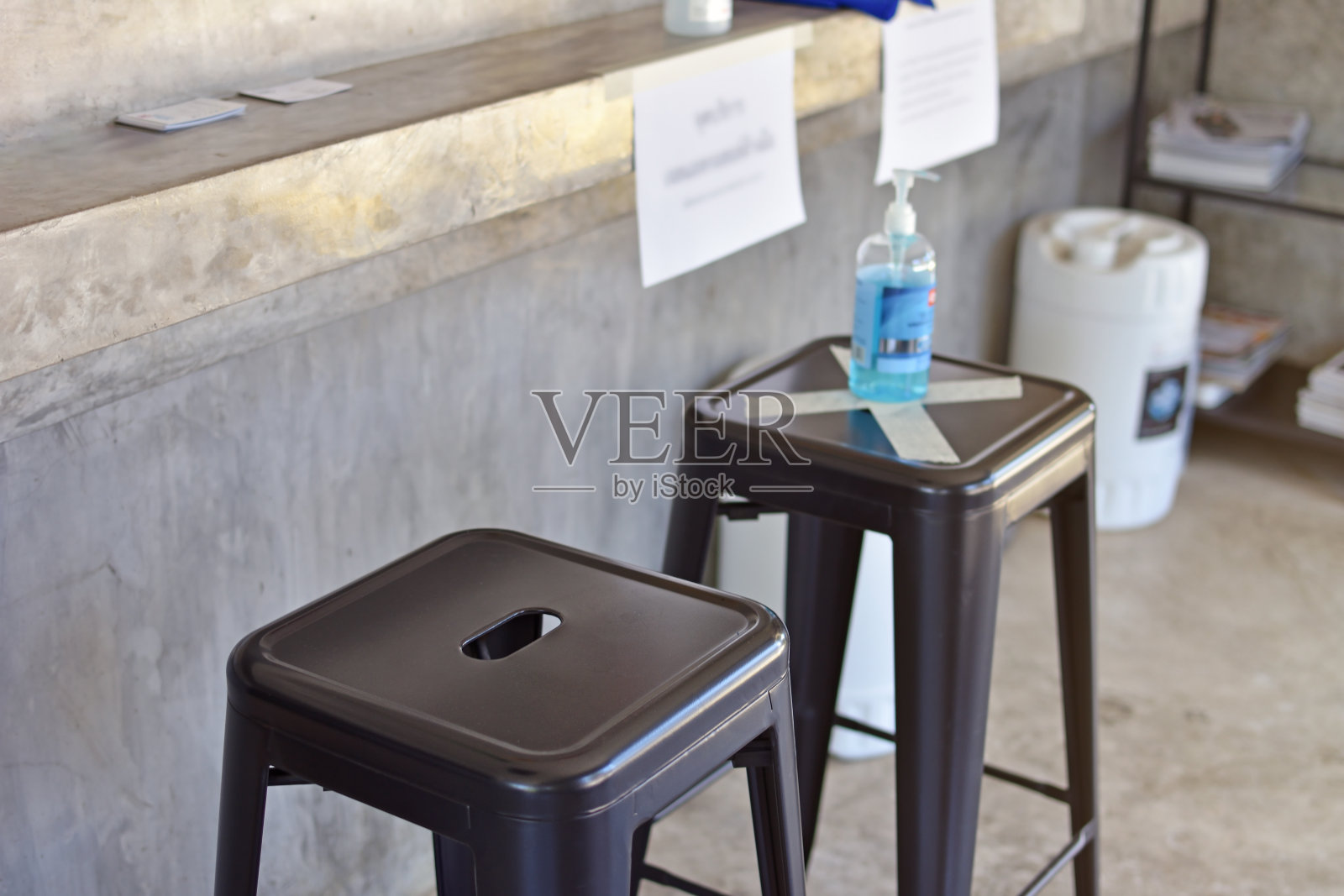 社交距离的座位标记在咖啡馆的距离为一个座位，以保护免受冠状病毒照片摄影图片