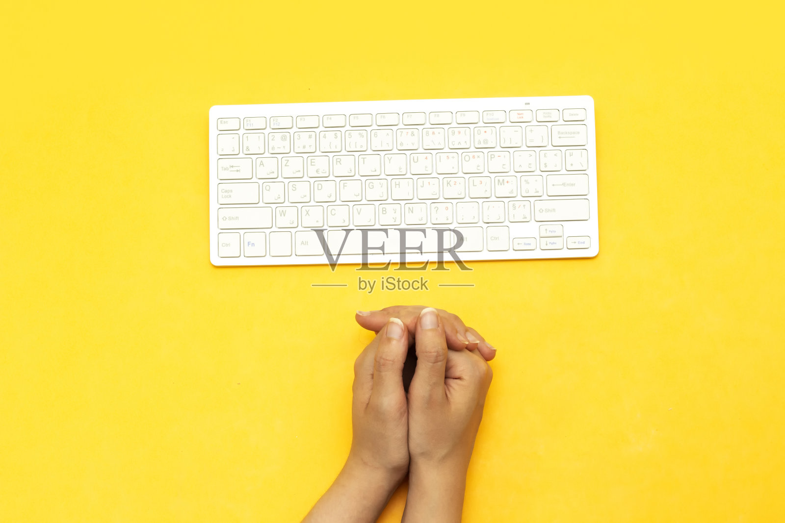 现代铝制电脑键盘孤立在黄色背景上照片摄影图片