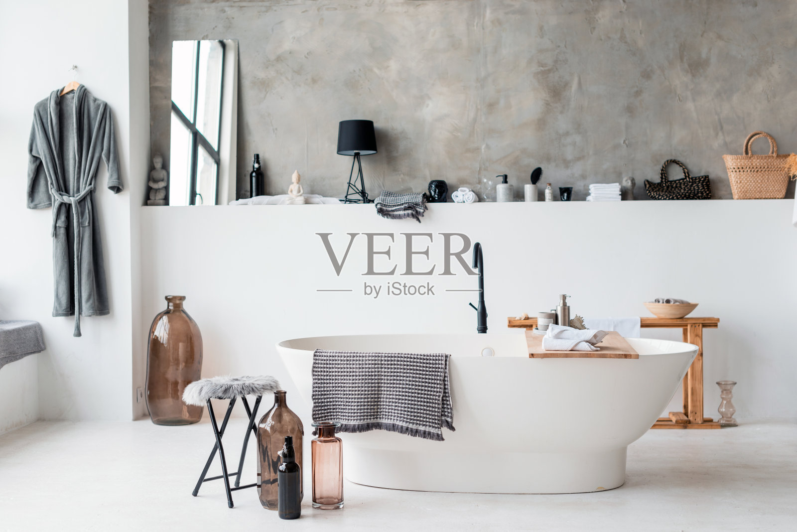 现代浴室内饰有极简主义的淋浴和照明，白色水槽和浴缸照片摄影图片