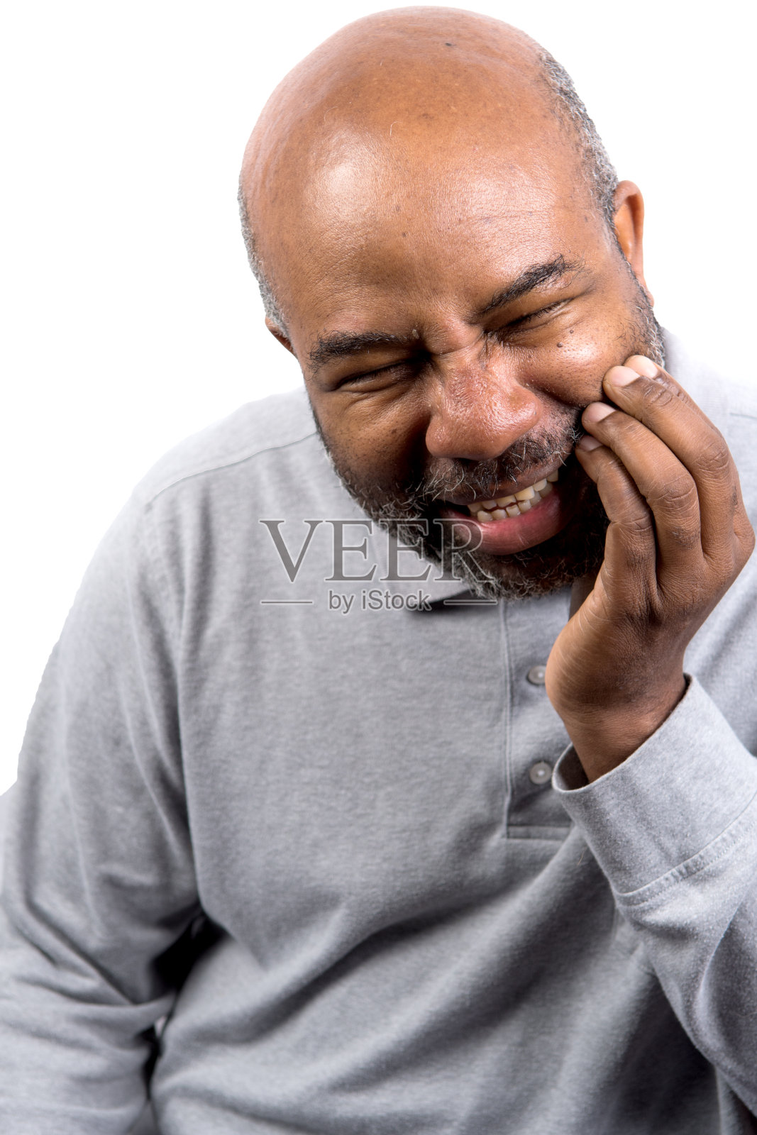 非裔美国人，触摸脸颊时牙齿疼痛。年长牙痛。在白色背景上隔离照片摄影图片