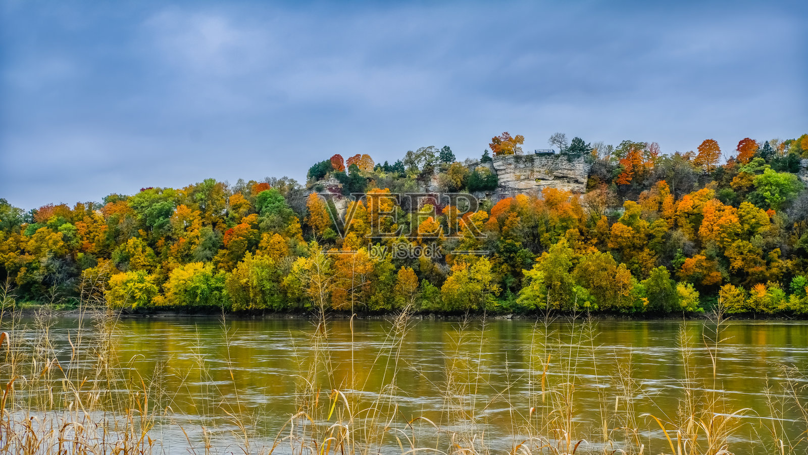 秋天的密苏里河及其河岸照片摄影图片