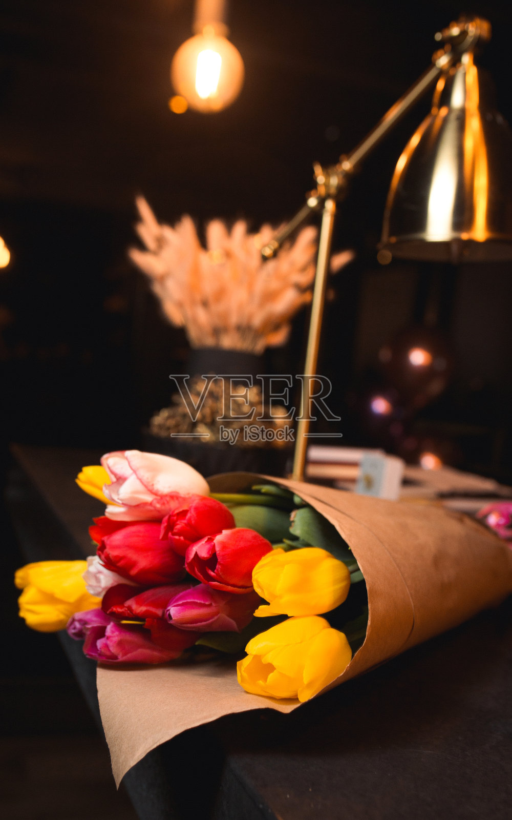 一束黄红白的郁金香，躺在夜总会餐厅里。清新的春天贺卡为圣瓦伦丁的模板2月14日母亲节，3月8日教师节照片摄影图片