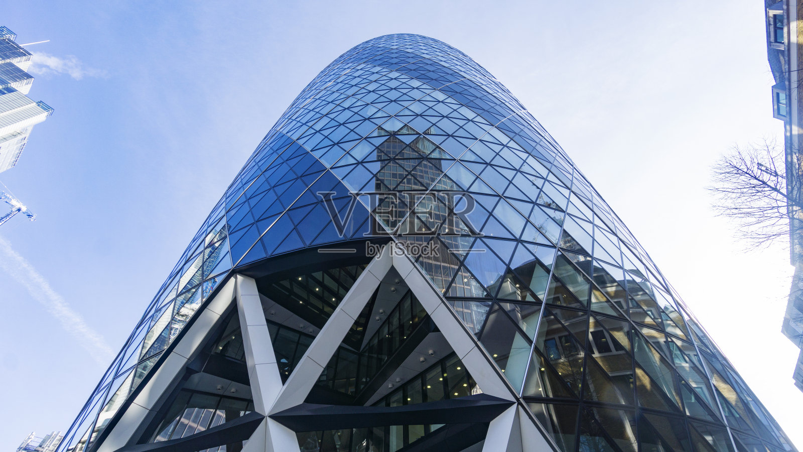 伦敦——2017年3月3日:玻璃幕墙的圣玛丽斧街30号摩天大楼反映了现代建筑和蓝天。英国伦敦照片摄影图片