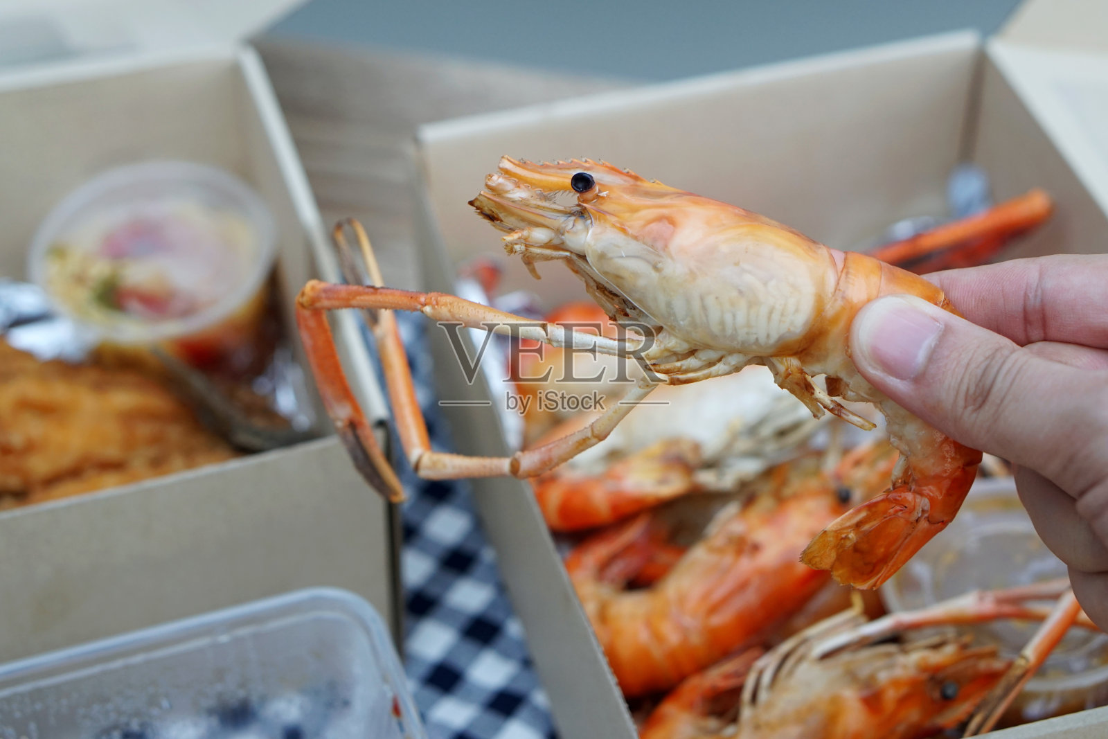 烤制大虾或大虾在陶瓷盘，烧烤海鲜派对，传统泰国菜食谱。照片摄影图片
