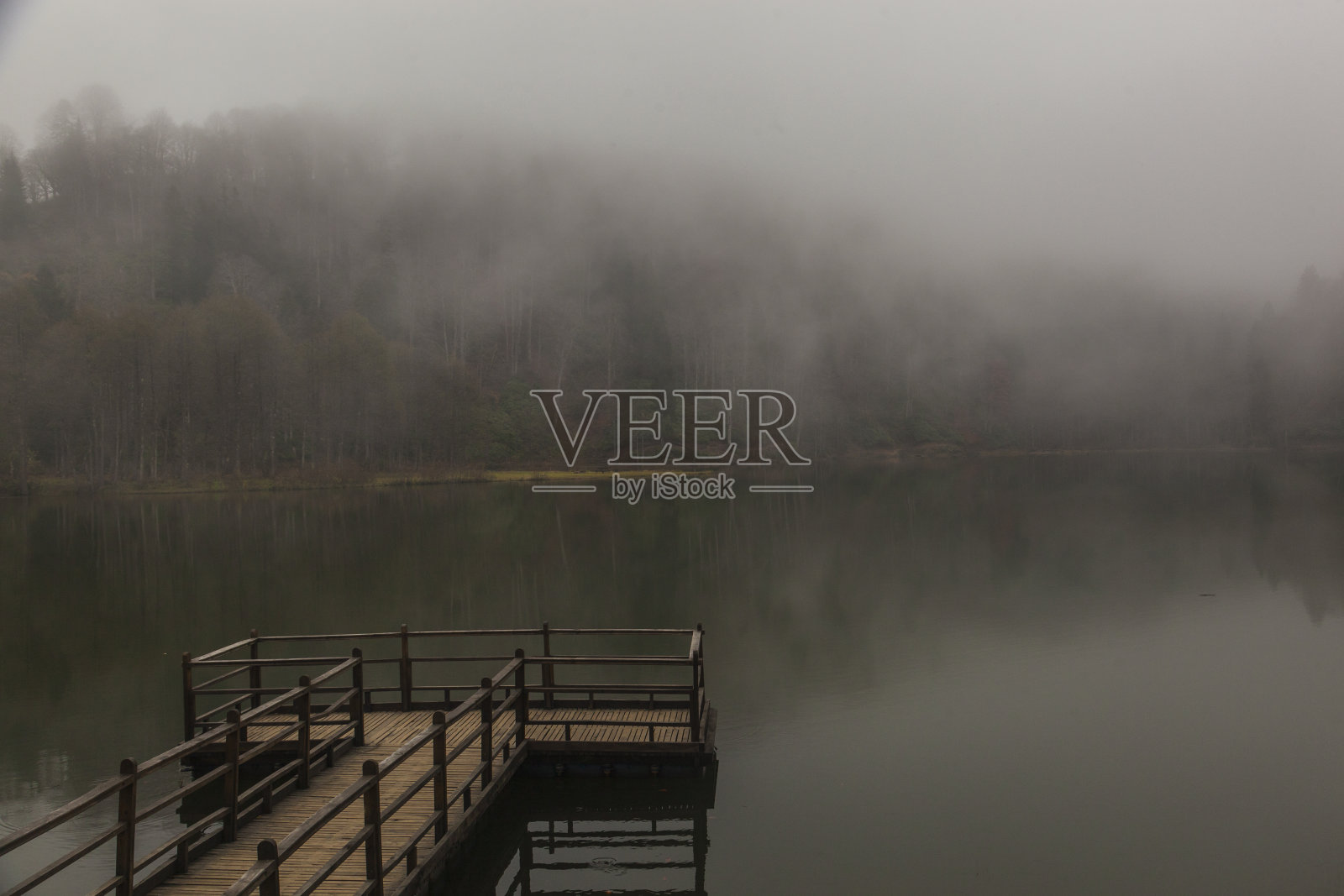 雾蒙蒙的湖照片摄影图片