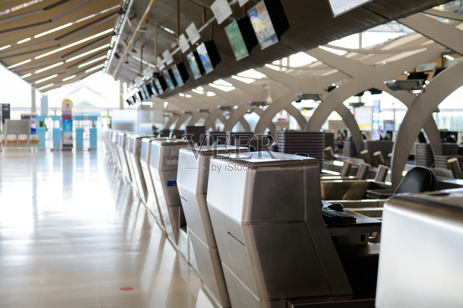 国际机场一排空的值机柜台照片摄影图片