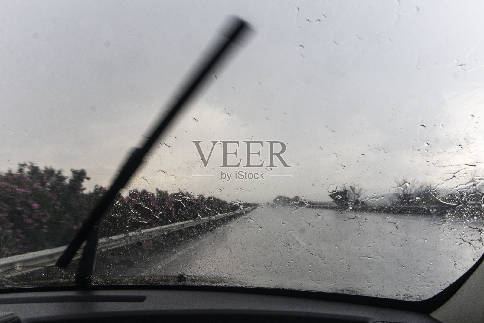 下着雨在潮湿的路上开车照片摄影图片