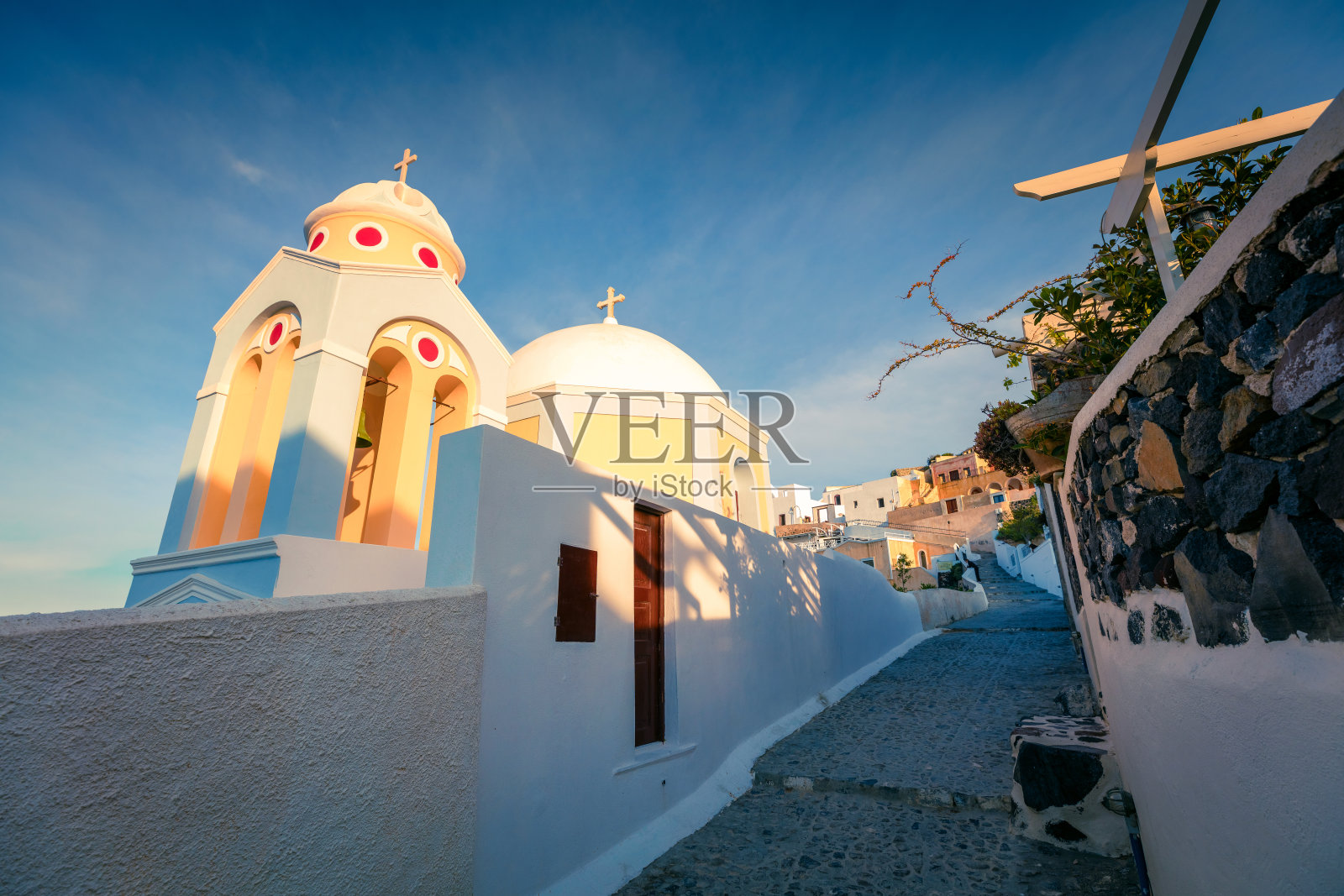 阳光明媚的早晨，圣托里尼岛。风景如画的春天sc著名的希腊度假胜地费拉，希腊，欧洲。旅游概念的背景。照片摄影图片