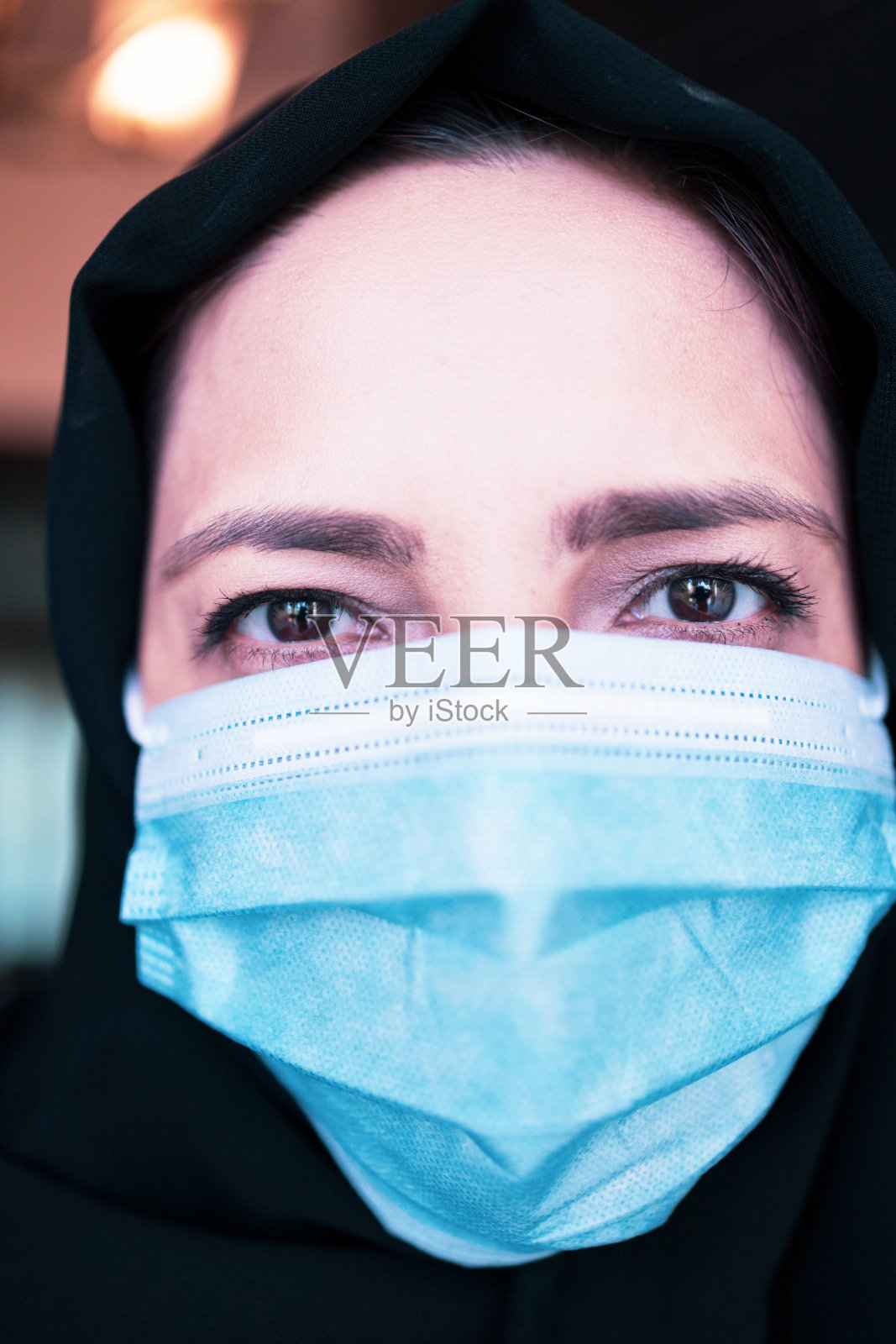 一位戴口罩的阿拉伯妇女特写肖像- COVID-19系列照片摄影图片