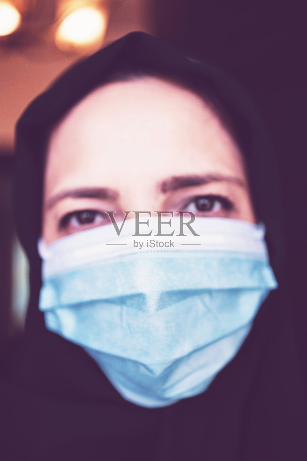 一位戴着防护口罩的阿拉伯妇女肖像- COVID-19系列照片摄影图片
