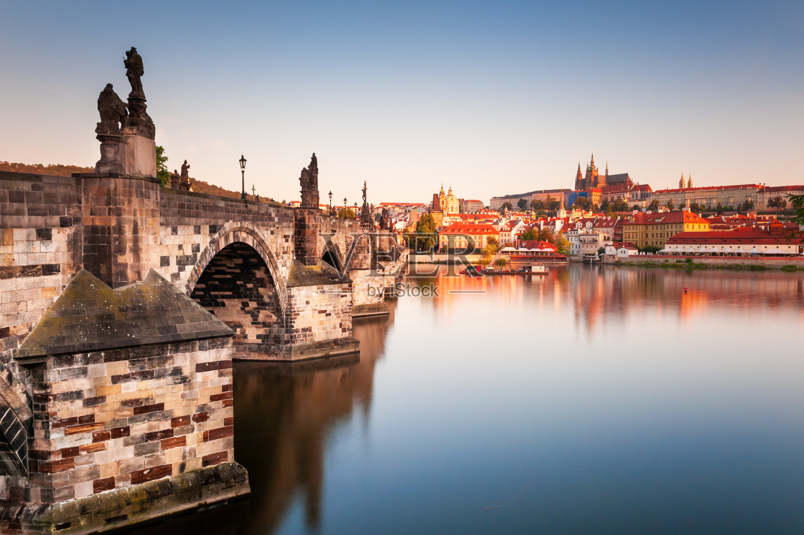 捷克共和国布拉格的老城和查理大桥。照片摄影图片