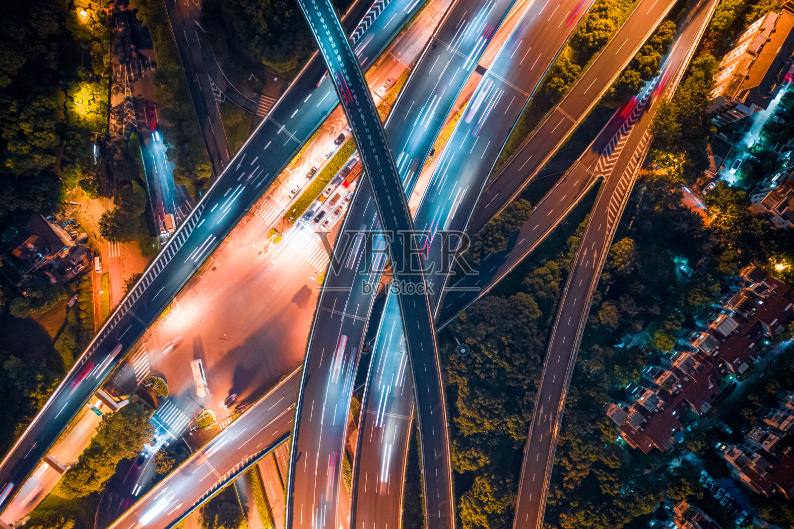 无人机夜间城市立交桥垂直鸟瞰图照片摄影图片
