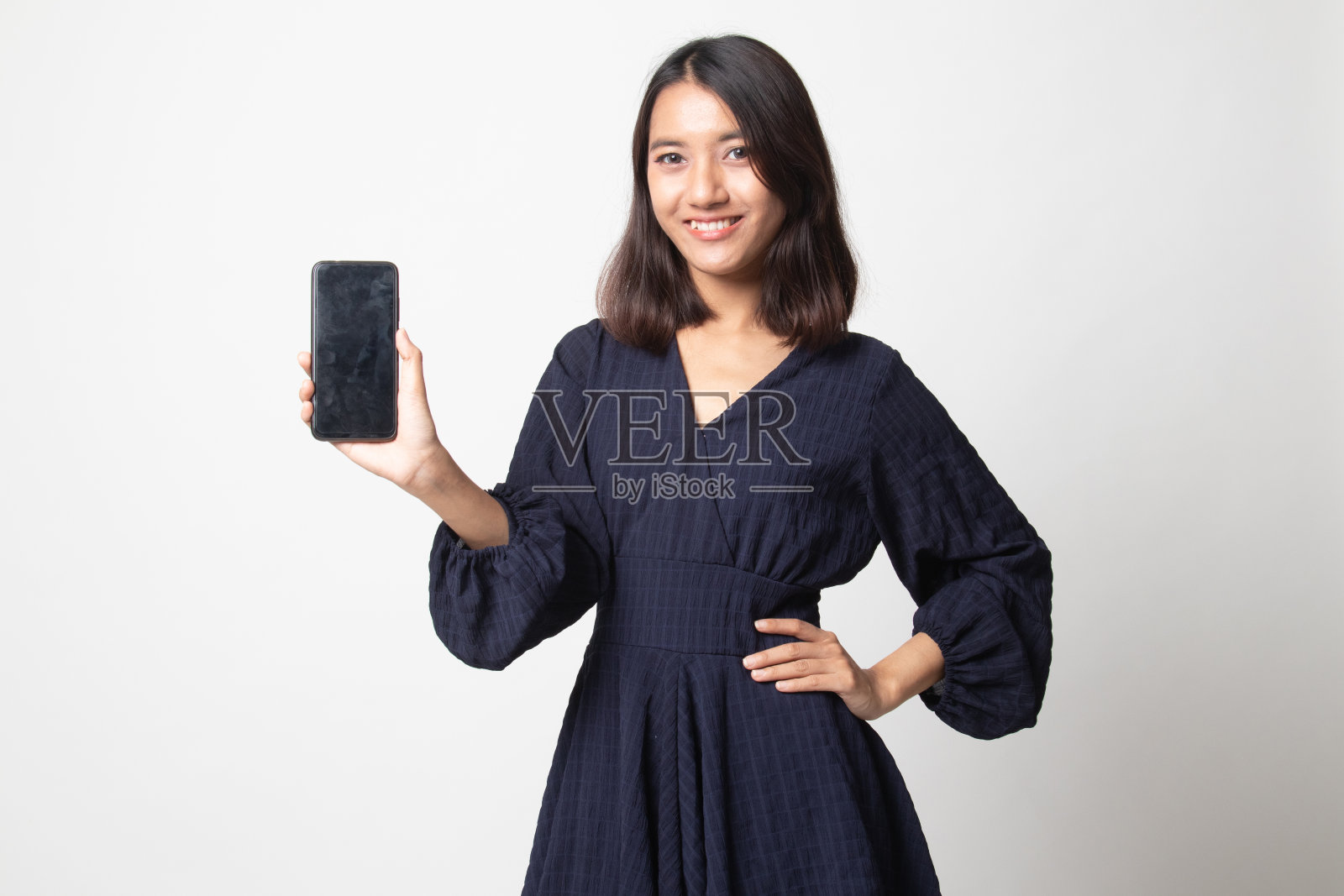 年轻的亚洲女人用手机。照片摄影图片
