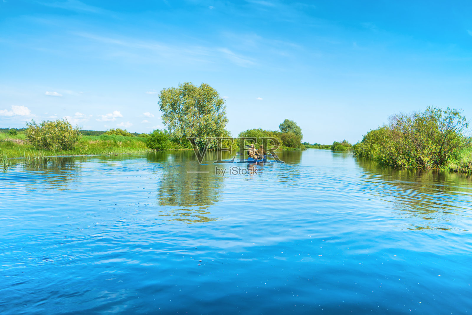 一对夫妇在蓝色河流景观的皮划艇之旅照片摄影图片