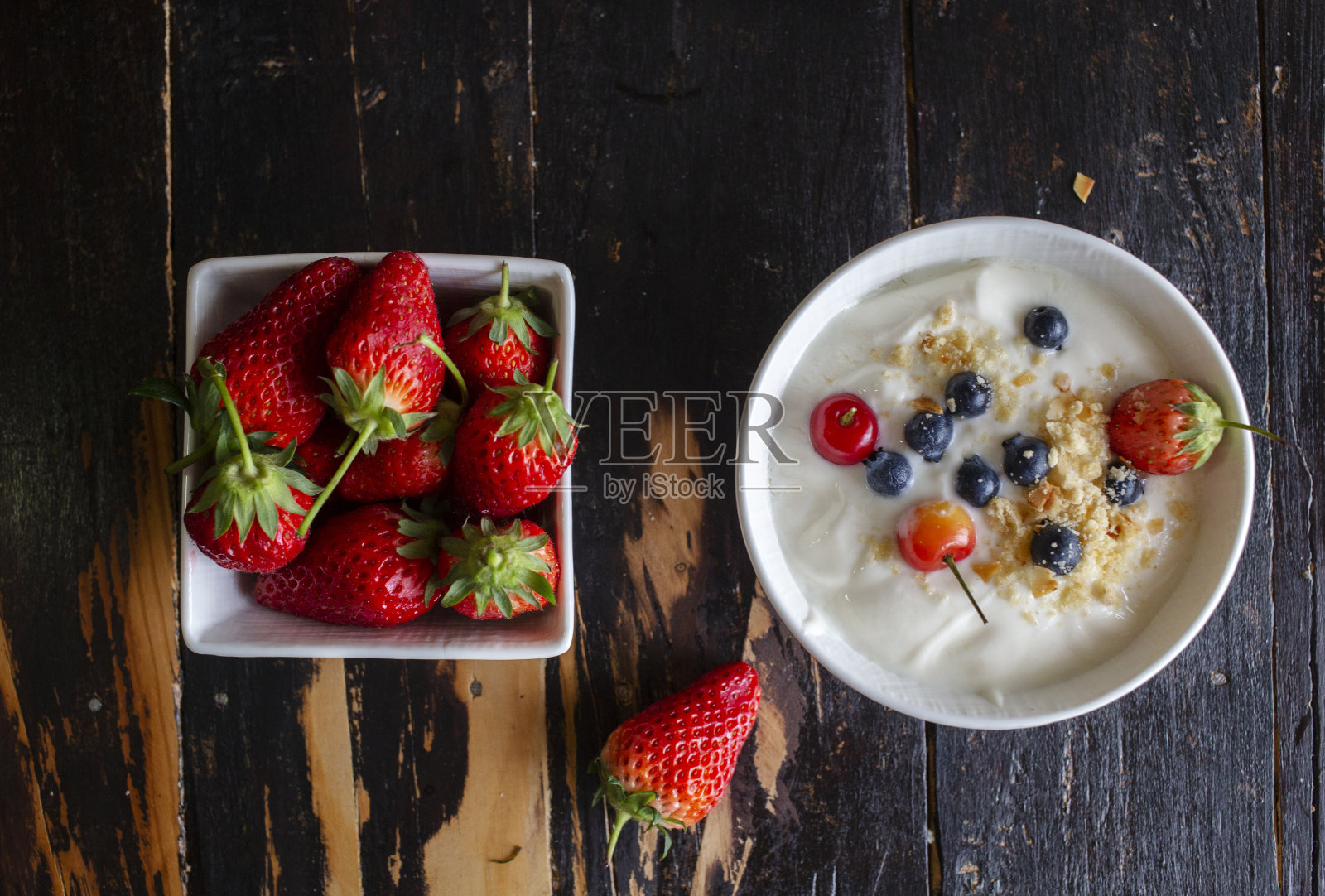 自制酸奶和新鲜水果照片摄影图片