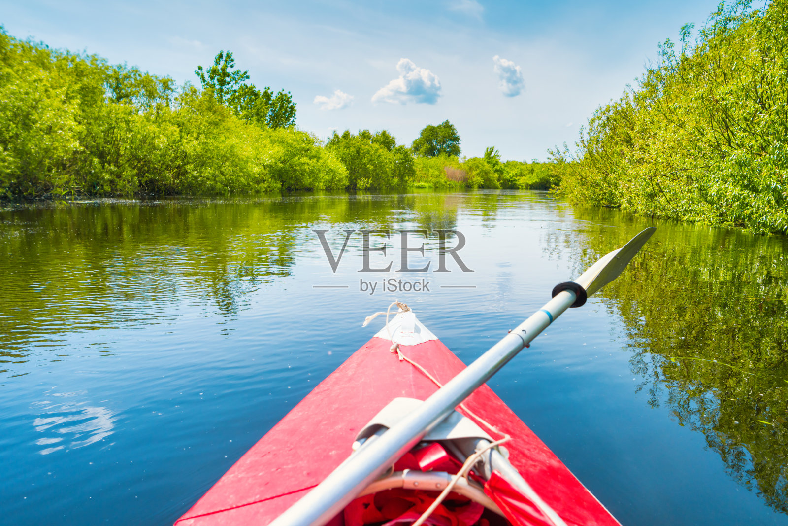 在蓝色的河流景观上划独木舟照片摄影图片