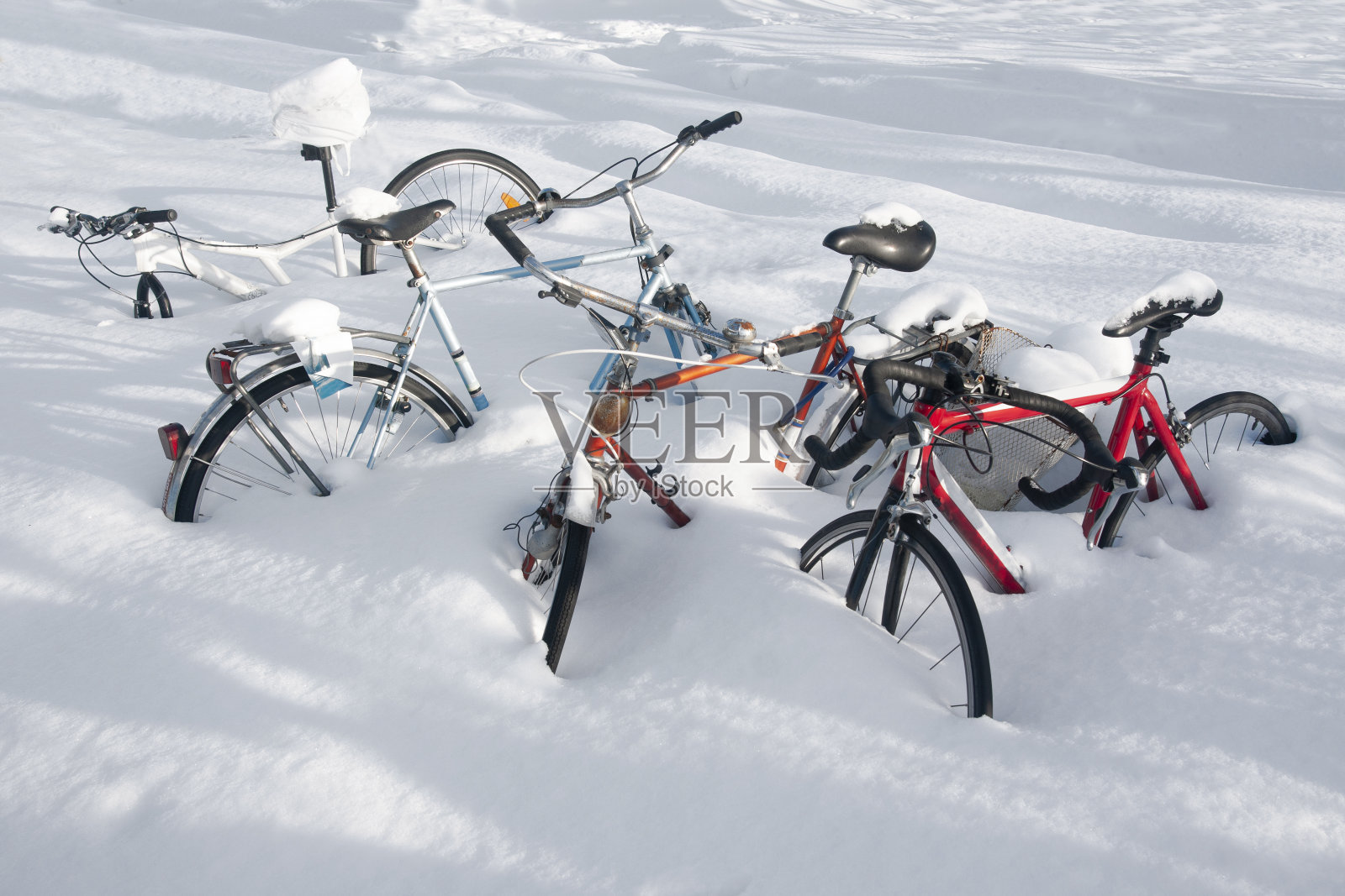 自行车在雪照片摄影图片
