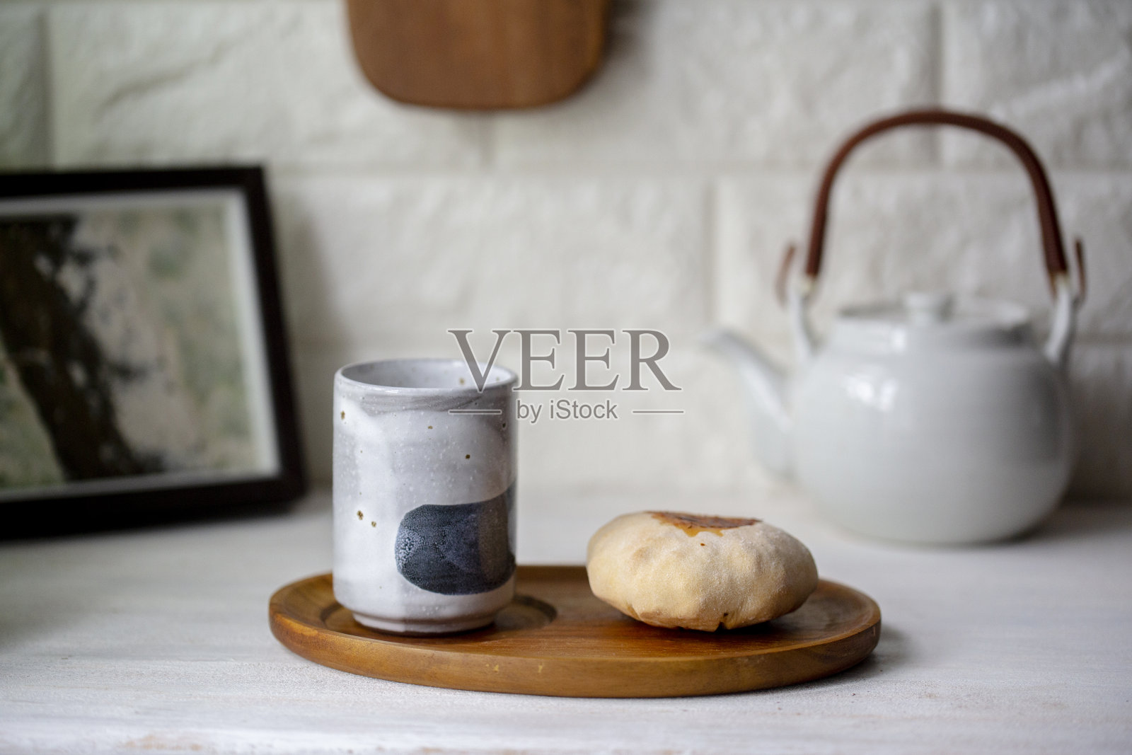 茶，茶壶和自制的皮塔饼照片摄影图片