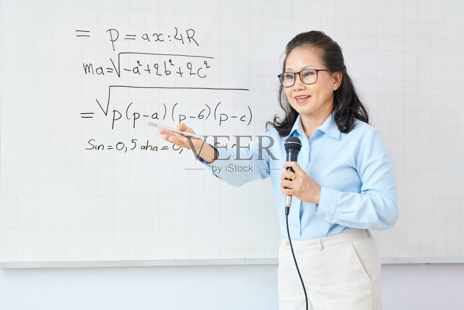数学老师在用麦克风讲话照片摄影图片