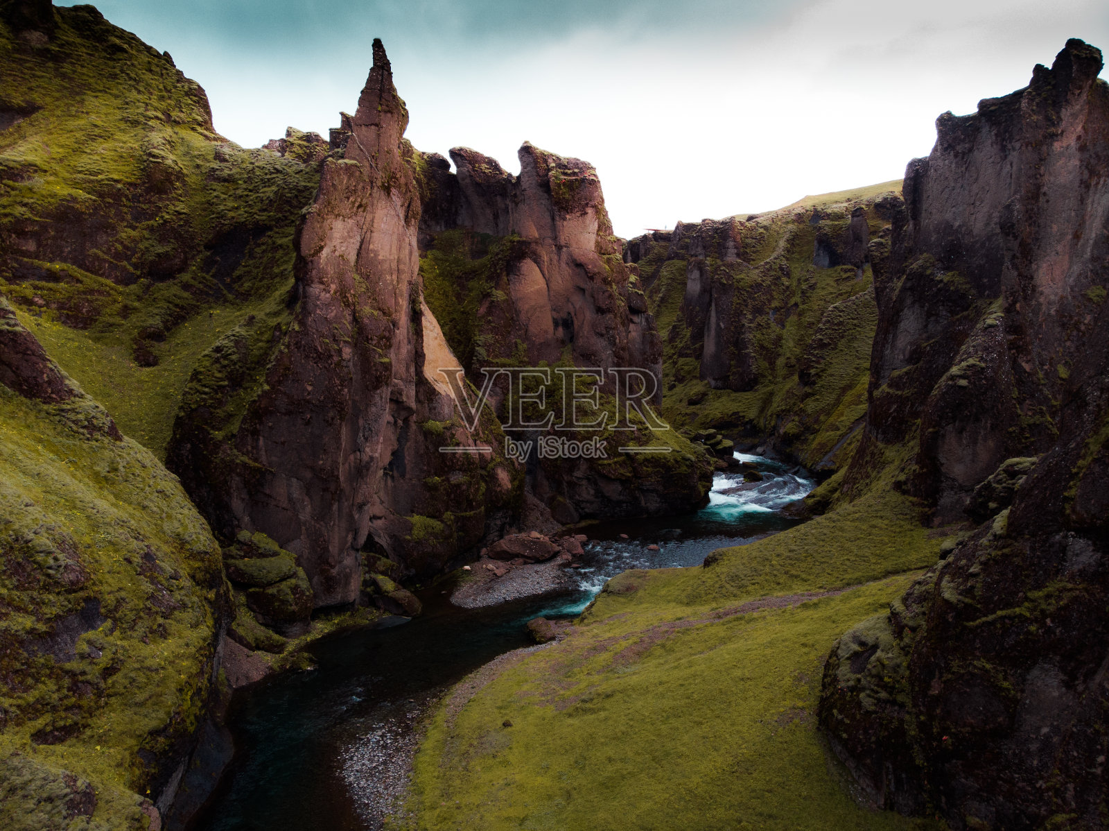 Fjaðrárgljúfur峡谷的日落照片摄影图片