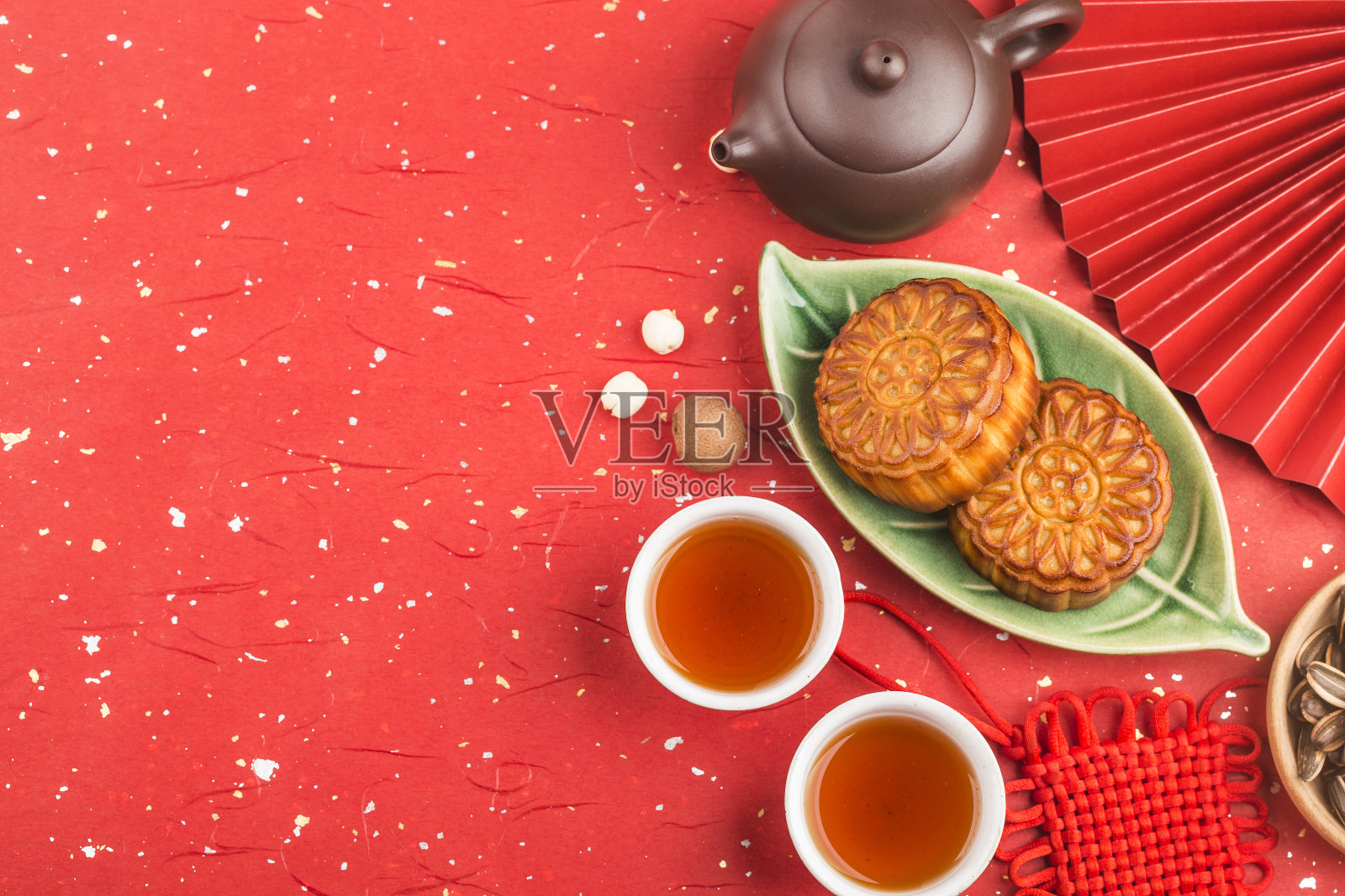 中秋节观念，传统的月饼放在桌上用茶杯。照片摄影图片