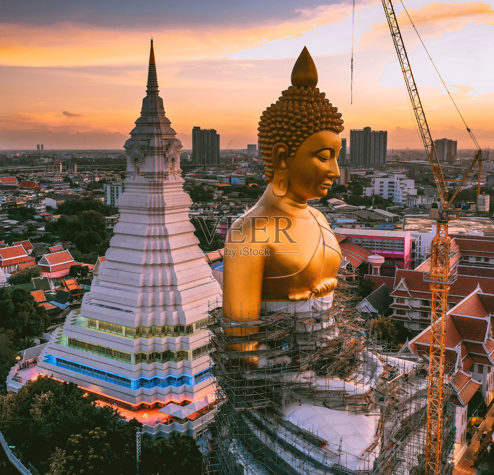 鸟瞰Wat Paknam Bhasicharoen，寺庙，宝塔和佛像在泰国曼谷照片摄影图片