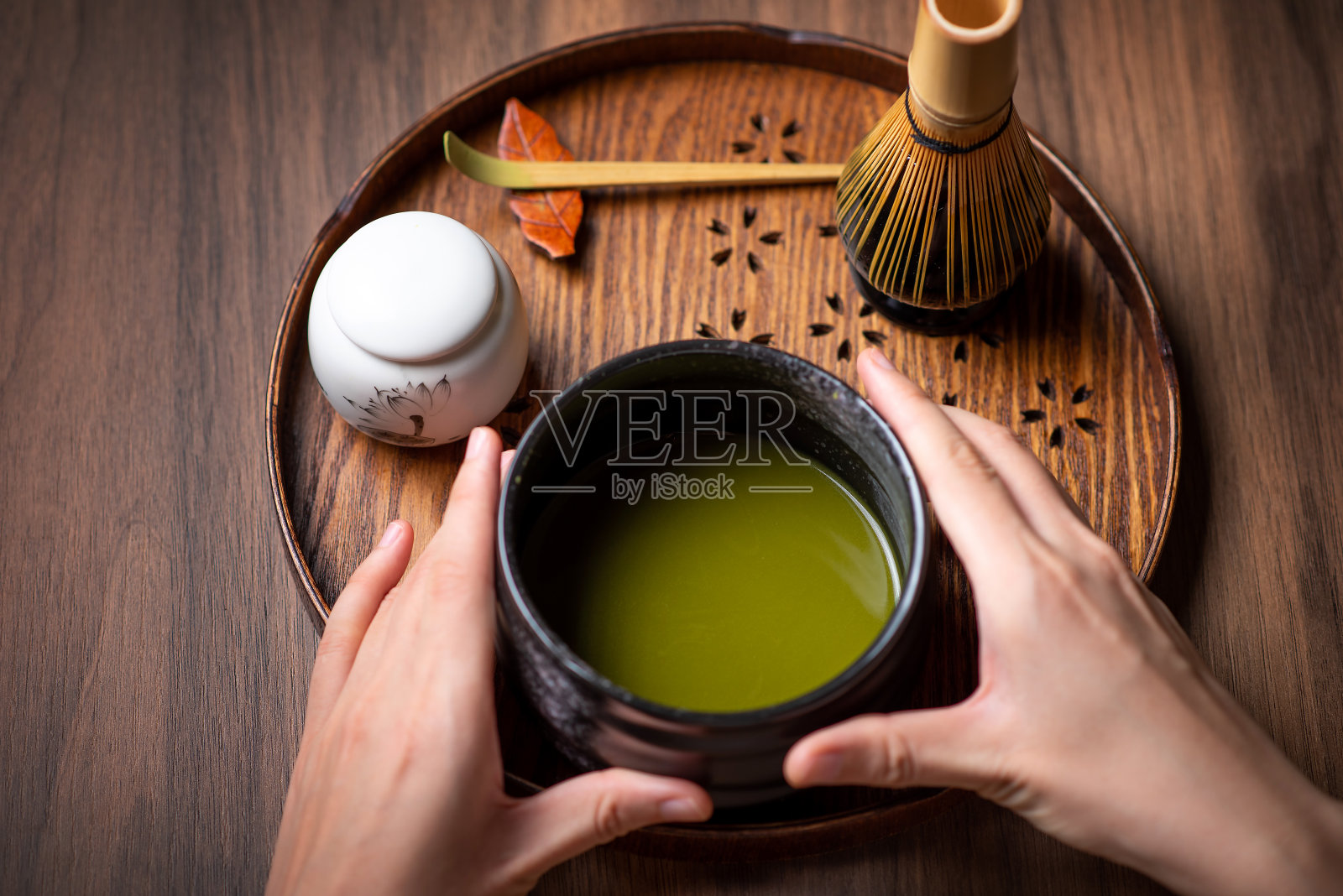 女人用传统的茶道用具制作抹茶绿茶照片摄影图片