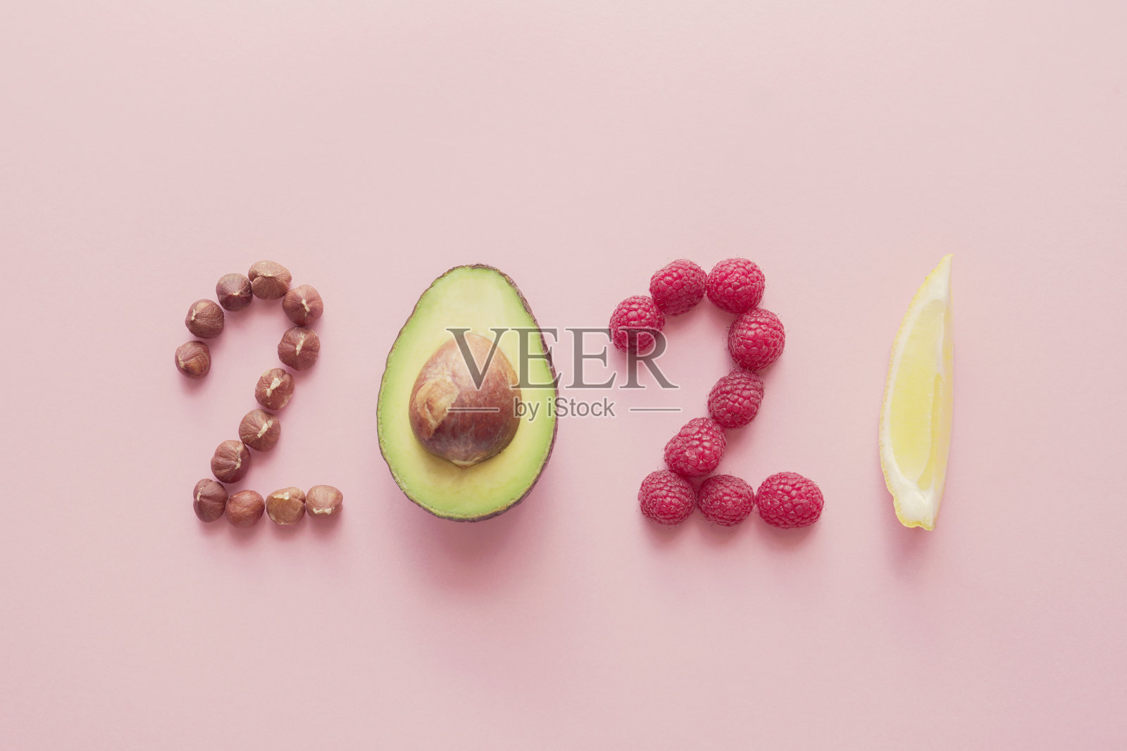 粉色背景下的健康食品、新年快乐、健康饮食决议、目标和生活方式制成的2021年照片摄影图片