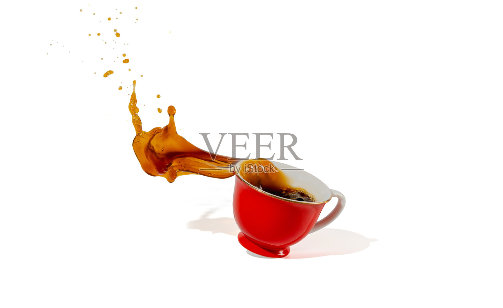 热咖啡红杯溢出和咖啡水飞溅孤立的白色背景照片摄影图片
