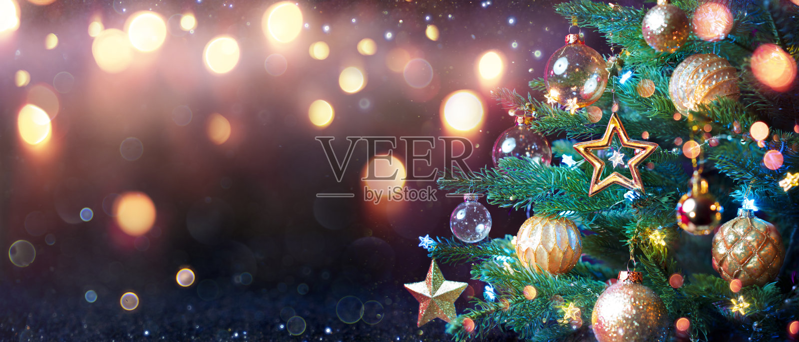抽象的圣诞树，装饰物和散景闪亮的灯照片摄影图片