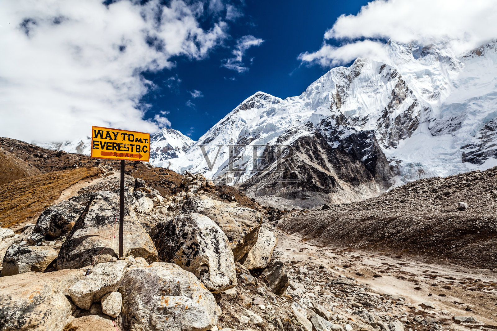 通往喜马拉雅山的珠峰大本营路标，尼泊尔。昆布冰川和山谷山顶积雪，风景秀丽照片摄影图片