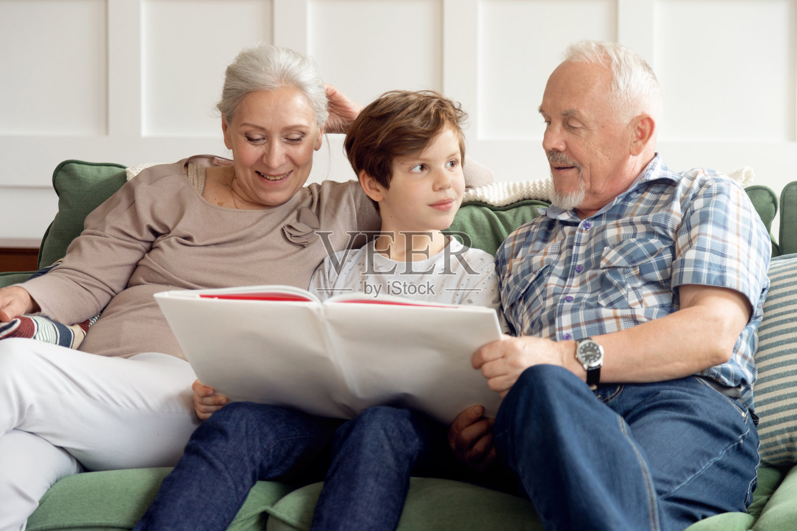 爷爷奶奶正在和孙子一起读书照片摄影图片