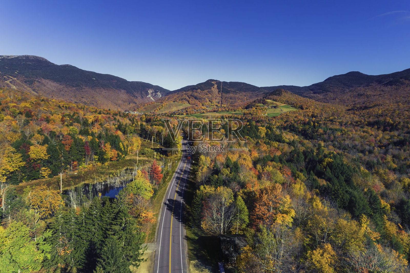 通往佛蒙特州斯托滑雪场的路。鸟瞰图与秋天的风景照片摄影图片