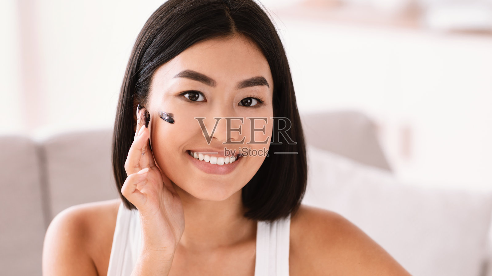 亚洲妇女用磨砂膏洗脸的肖像照片摄影图片