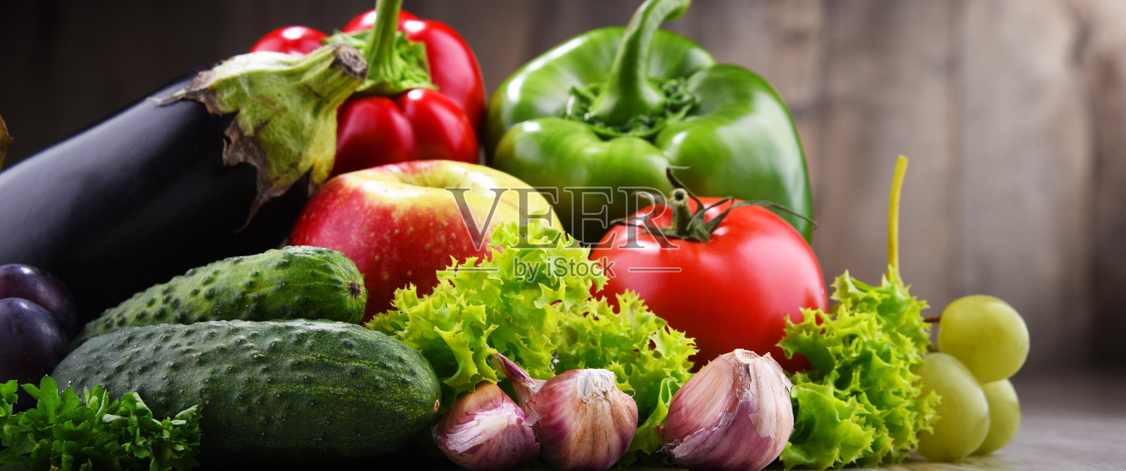 由新鲜的有机蔬菜和水果组成照片摄影图片
