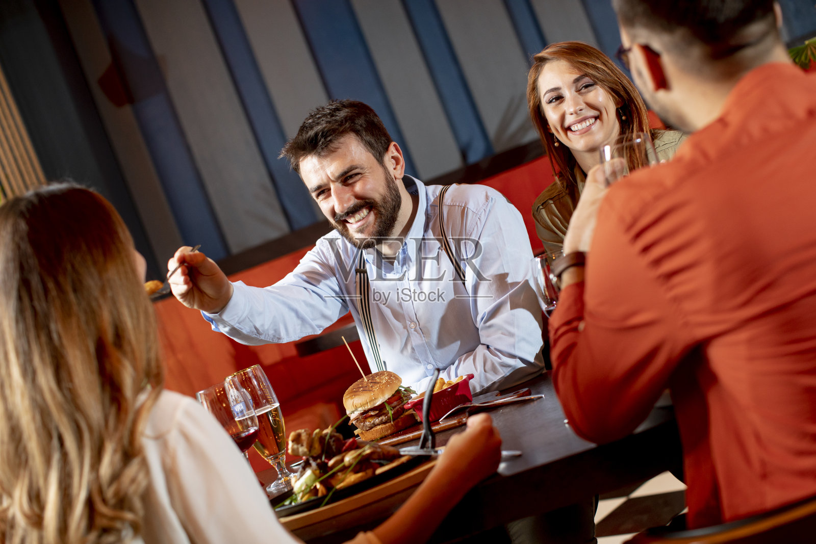 年轻人在餐厅吃饭照片摄影图片
