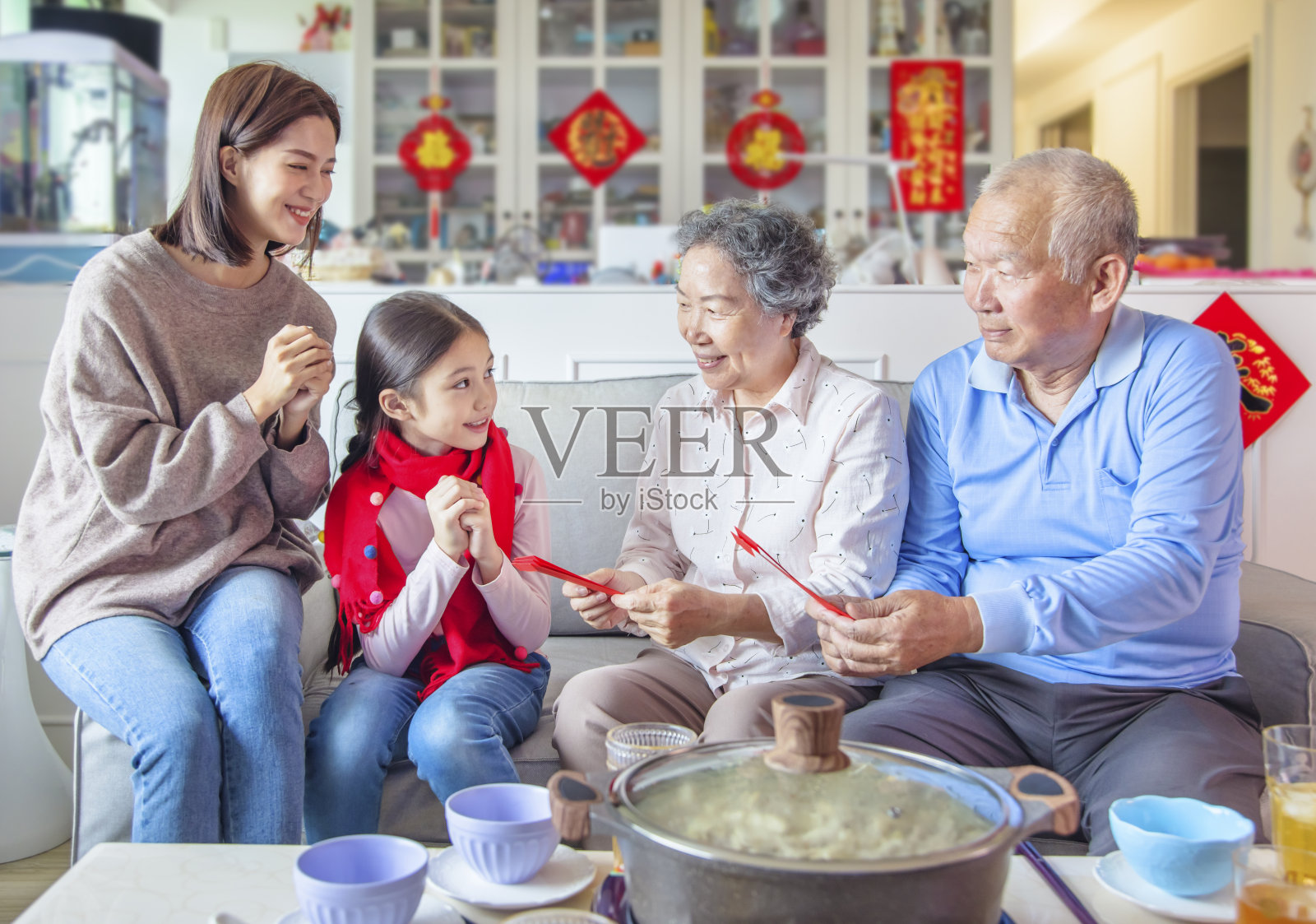 快乐的亚洲家庭在家里庆祝春节照片摄影图片