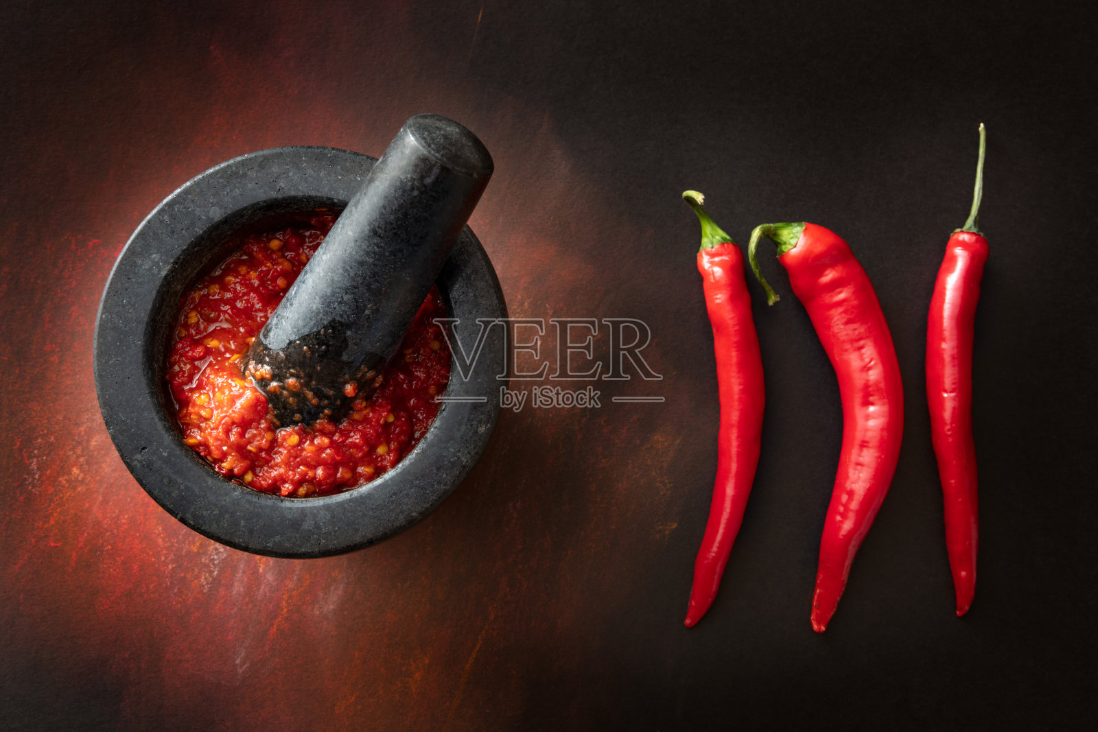亚洲食物:辣椒酱和红辣椒的静物照片摄影图片