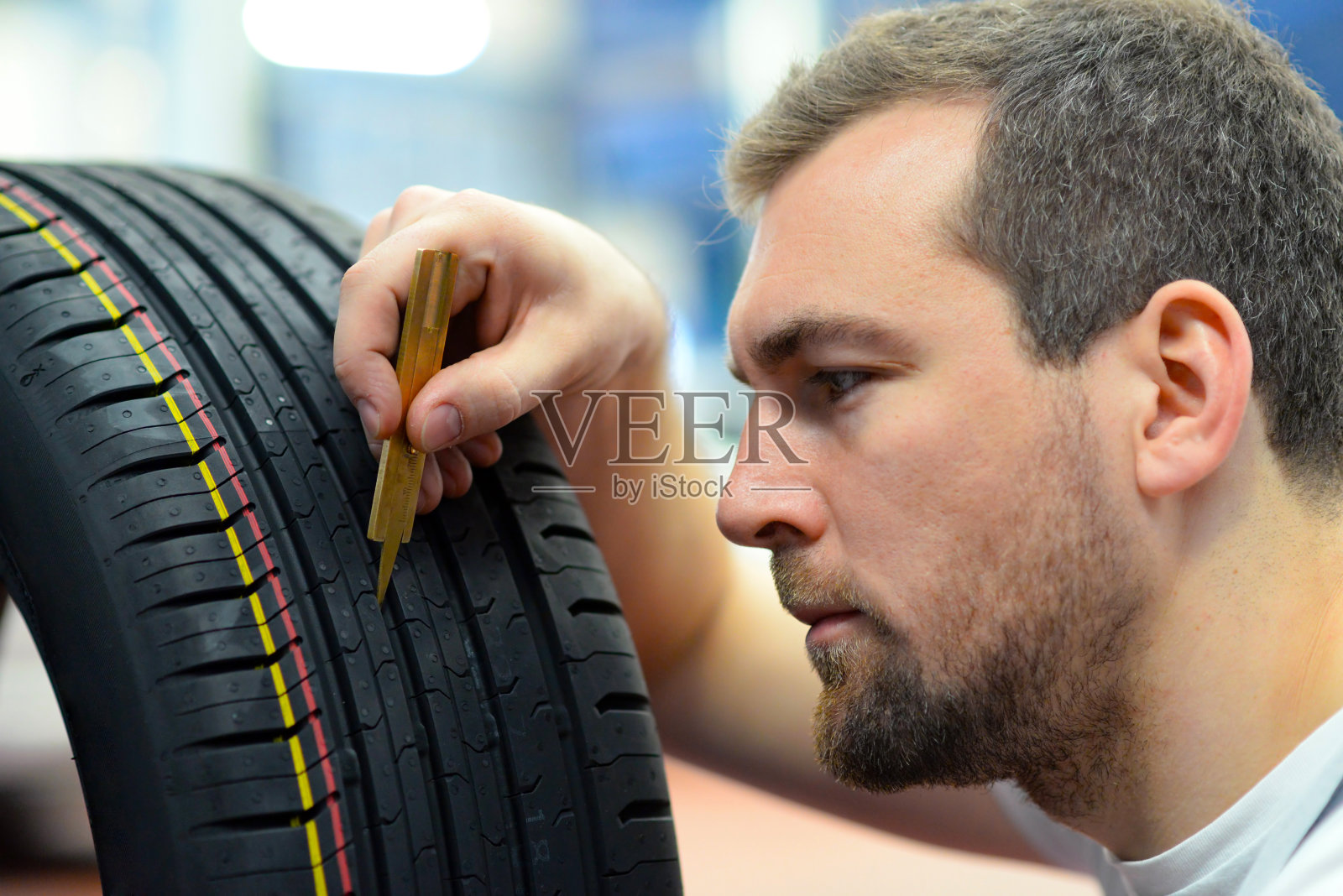 机械师控制汽车轮胎的胎面深度照片摄影图片