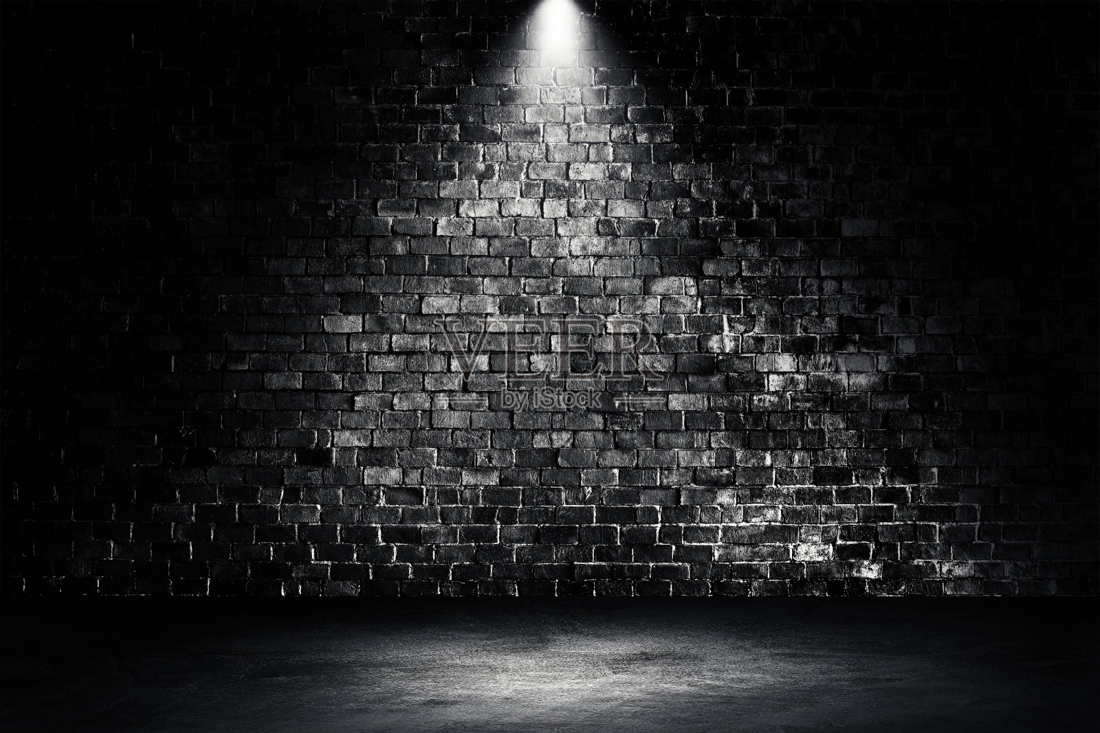 工作室暗室黑色砖墙和聚光灯与混凝土地板垃圾纹理背景。照片摄影图片