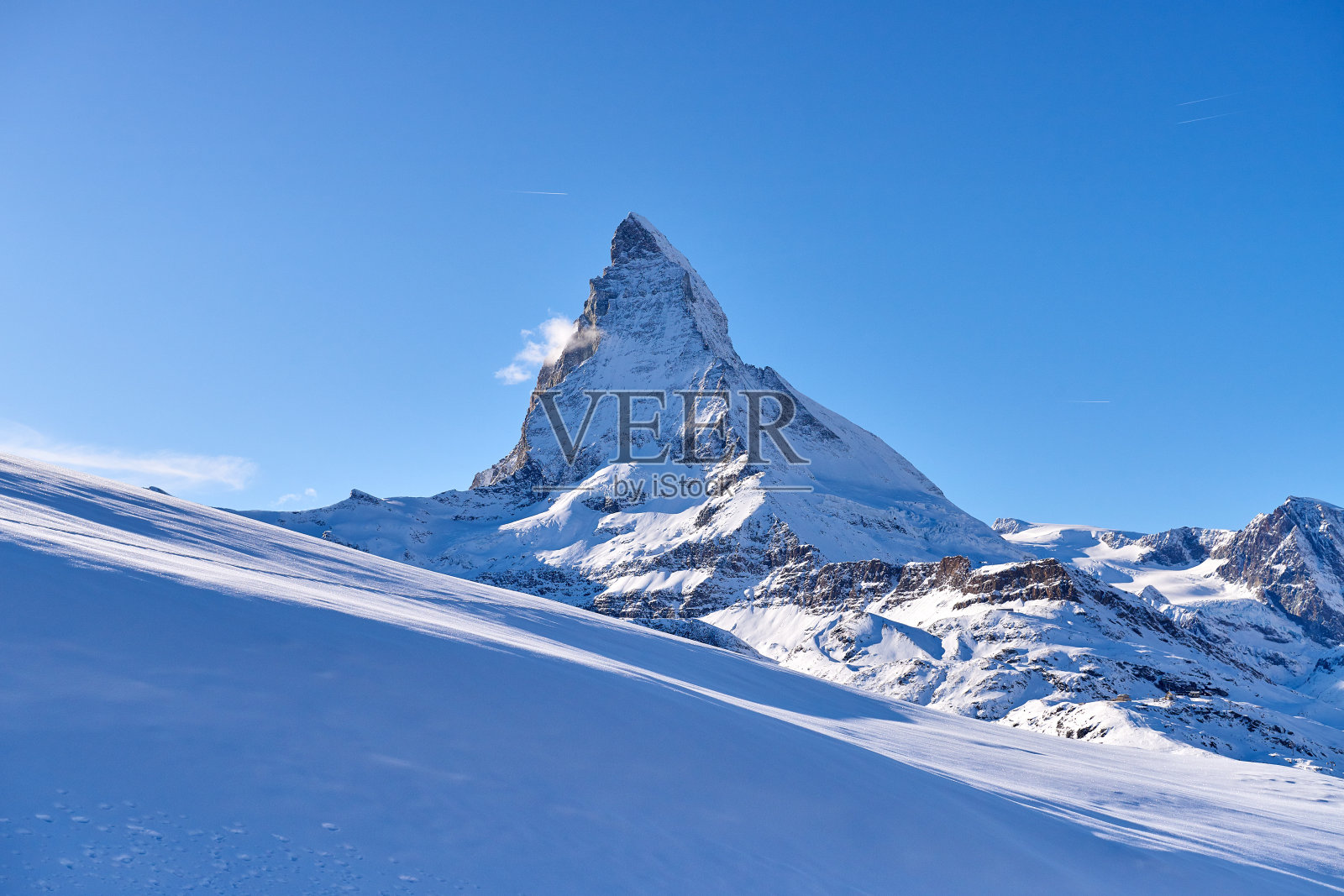 马特洪峰和雪田，瑞士阿尔卑斯山照片摄影图片