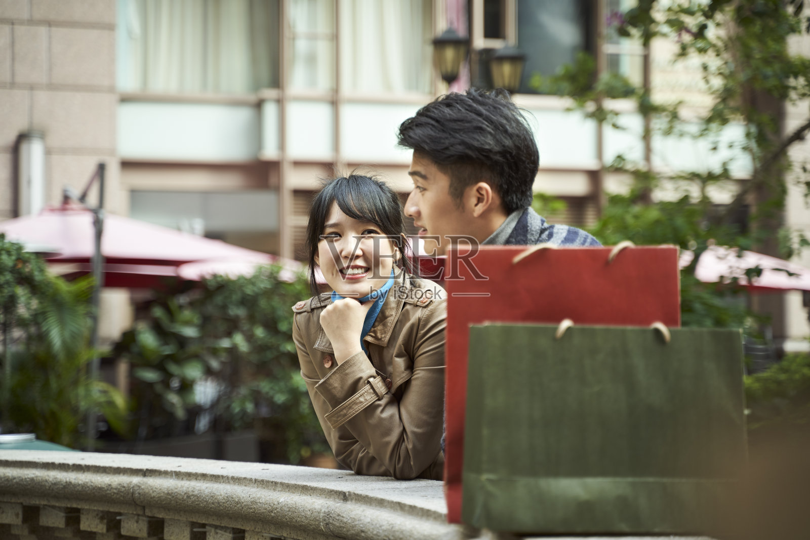 快乐的年轻亚洲夫妇放松户外照片摄影图片