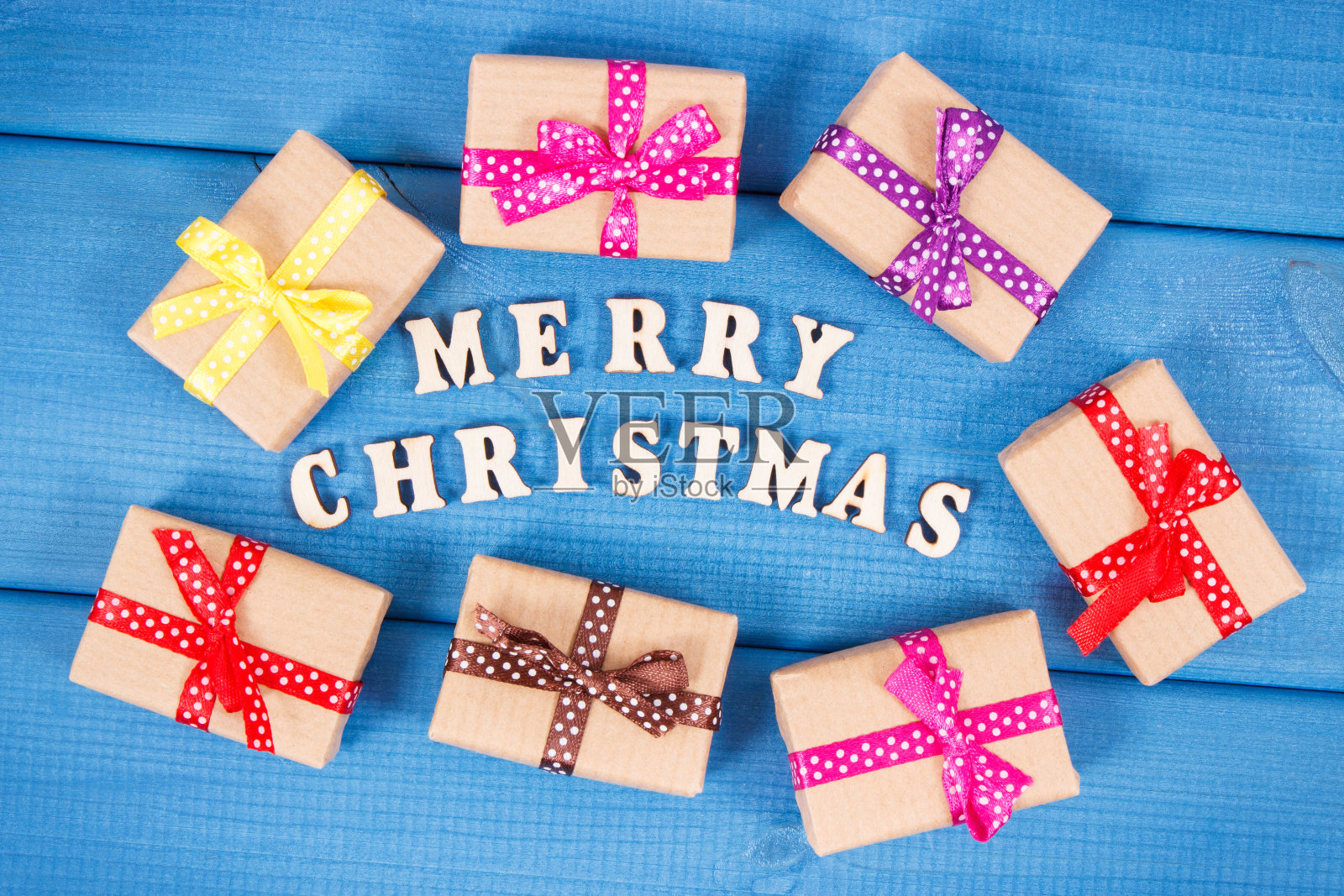 礼物用丝带和题词圣诞快乐的蓝板，节日的时间概念照片摄影图片