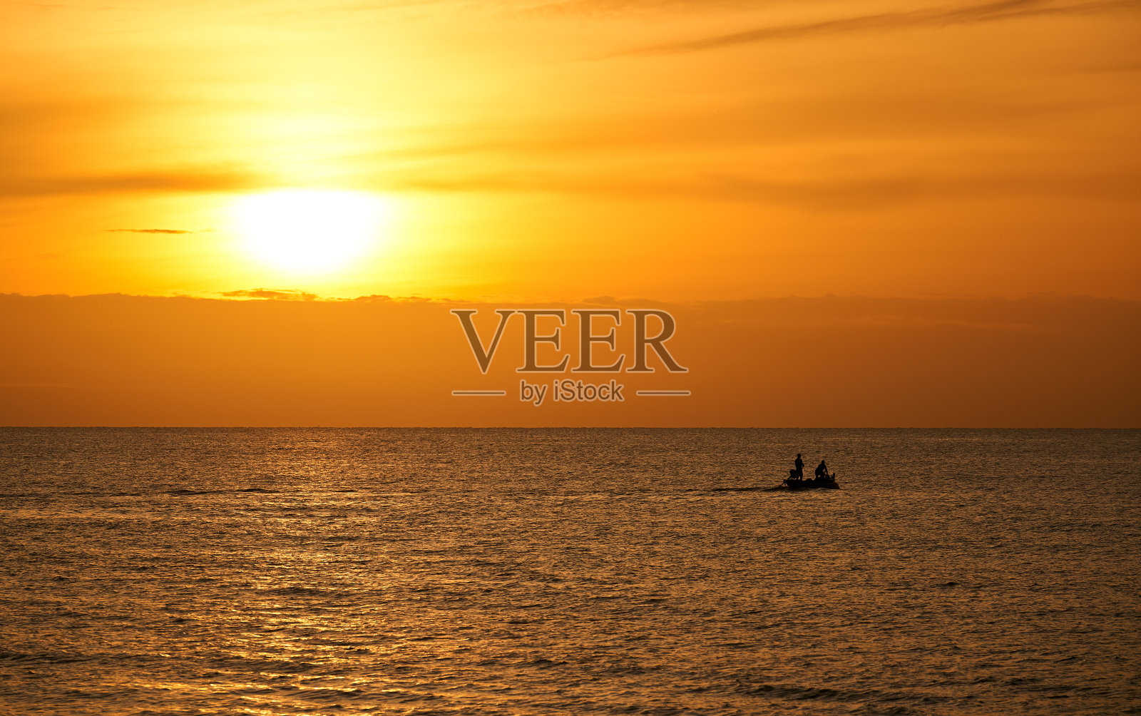 清晨天际线日出与剪影渔船在海景照片摄影图片