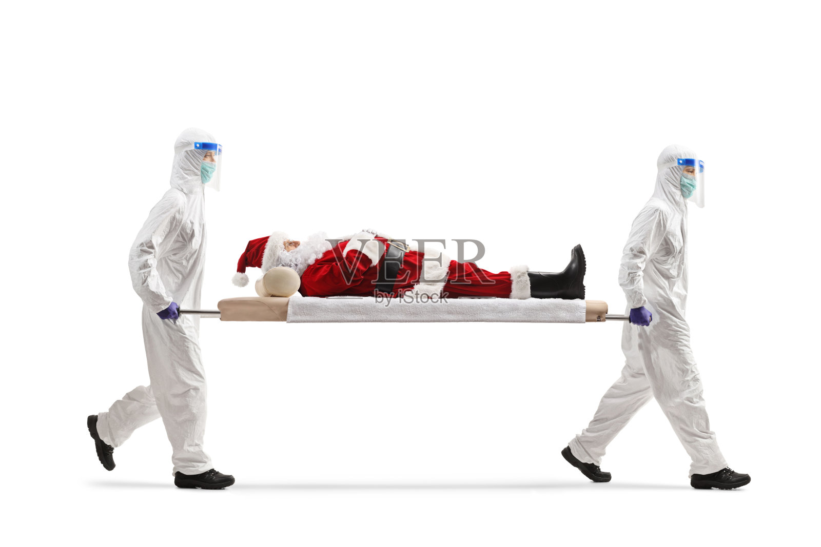 身穿防护服的医护人员在担架上抬着圣诞老人的全身照，背景是白色照片摄影图片