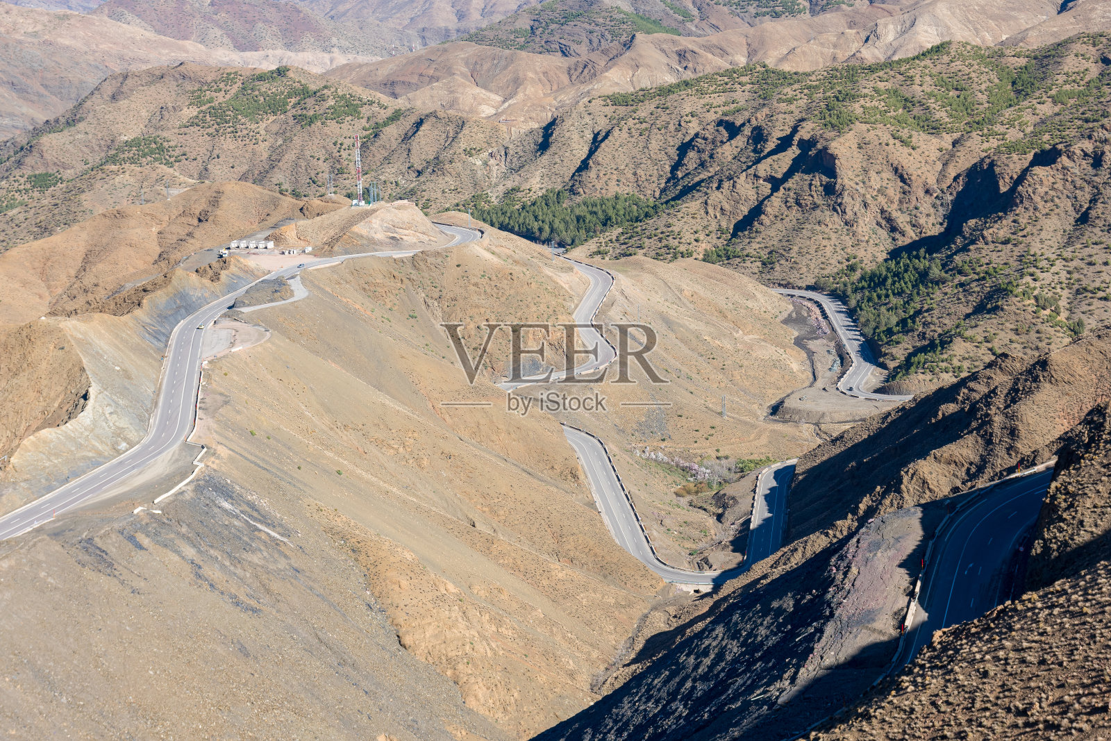 阿特拉斯山脉Tizi n Tichka山口的弯道。通往撒哈拉沙漠的路。旅行的概念。高阿特拉斯、摩洛哥照片摄影图片