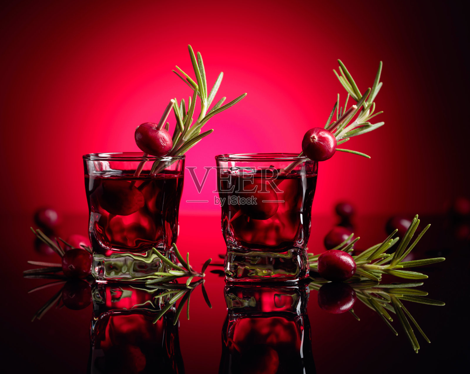 红莓酒配迷迭香。照片摄影图片